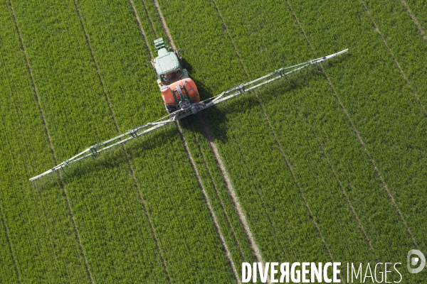 Vue aérienne d épandage de pesticides