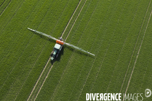 Vue aérienne d épandage de pesticides