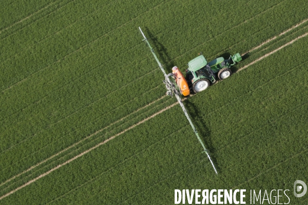 Vue aérienne d épandage de pesticides