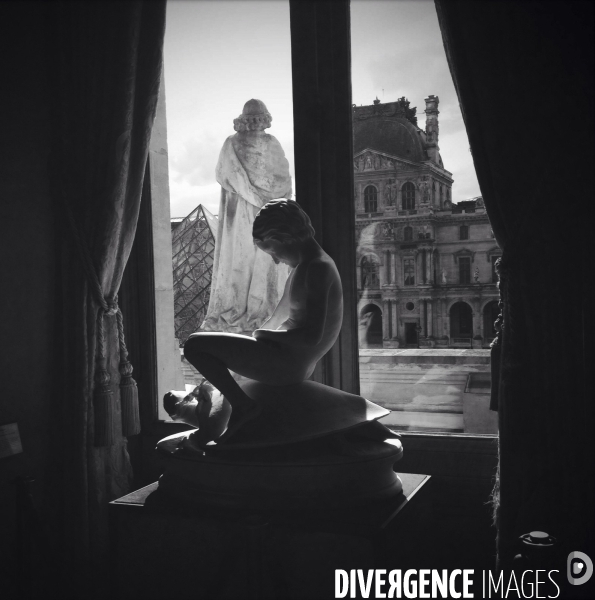Ballades en N/B au musée du Louvre - Été 2015  (photos réalisées à l Iphone)