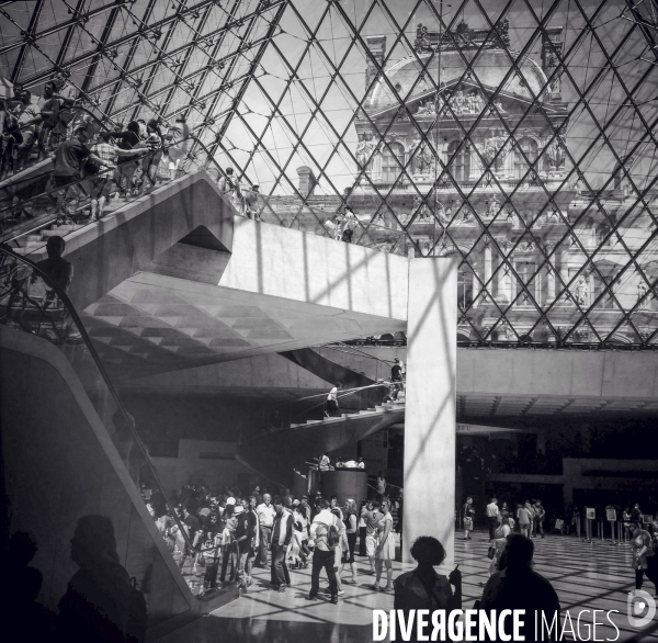 Ballades en N/B au musée du Louvre - Été 2015  (photos réalisées à l Iphone)