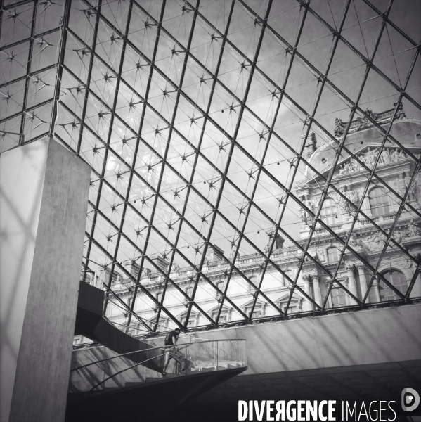 Ballades en N/B au musée du Louvre - Été 2015  (photos réalisées à l Iphone)