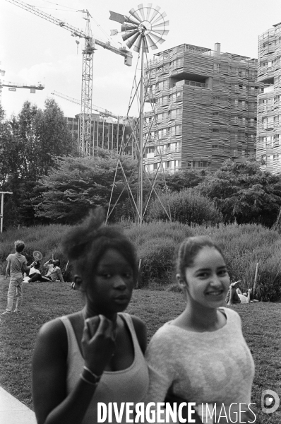 Paris nouveau quartier Clichy-Batignolles : le jardin Martin Luther King en ete