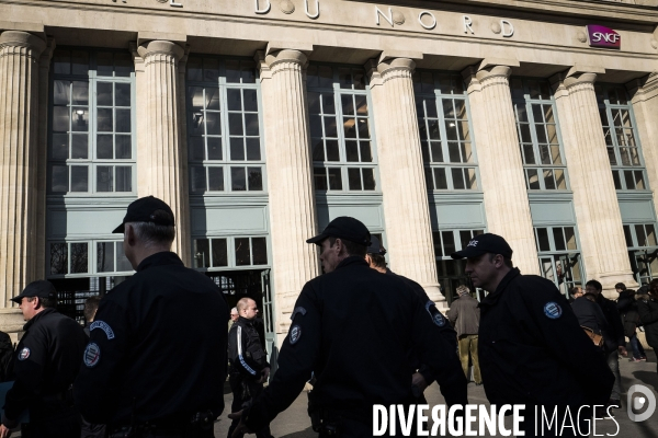 Forces de police devant la Gare du Nord.
