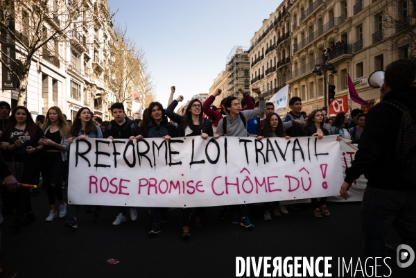 Manifestation étudiante contre la loi el khomri à Marseille