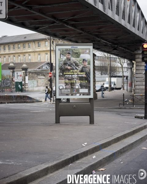 Barbès Rochechouart, publicité pour le recrutement de réservistes de l armée de terre.