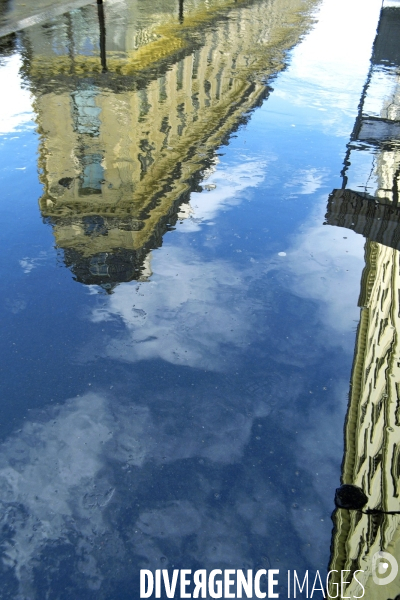 Mars2016.Reflets d un immeuble  hausmanien sur un trottoir apres l averse