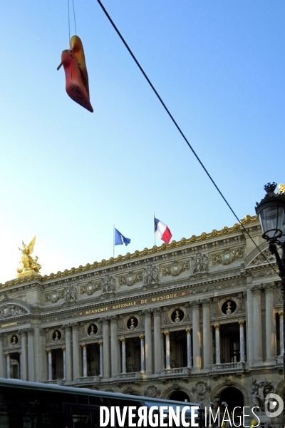 Illustration Mars2016.Lancer de chaussures rose a talons hauts a l Opera Garnier