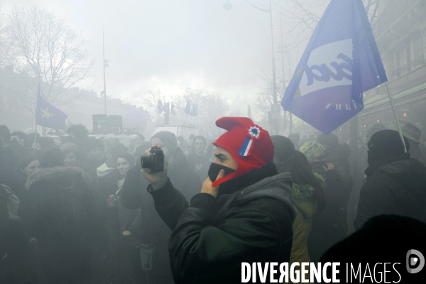 Mars2016.A la manifestation contre la loi El Khmori,un manifestant coiffe d un bonnet phrygien a cocarde et drapeau tricolore, bleu-blanc-rouge