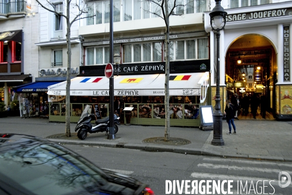 Illustration Mars2016.Sur les grands boulevards,un cafe arbore le drapeau belge suite aux attentats de Bruxelles