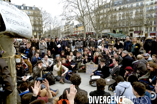 Nuit Debout, place de la Republique.Reunion de commission,assemblee et moderation