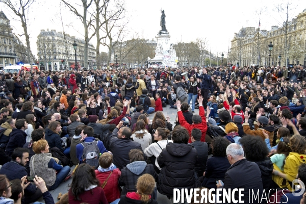 Nuit Debout, place de la Republique.Reunion de commission,assemblee et moderation