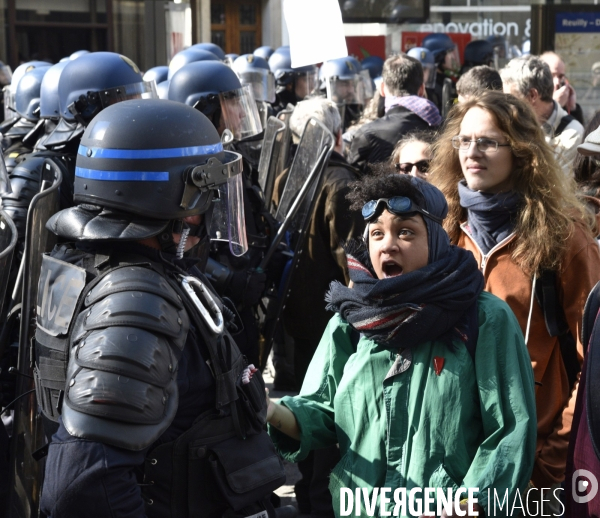 Mobilisation de la jeunesse contre le projet de la loi Travail El Khomri. Confrontation avec la police. Youth and El Khomeri law.