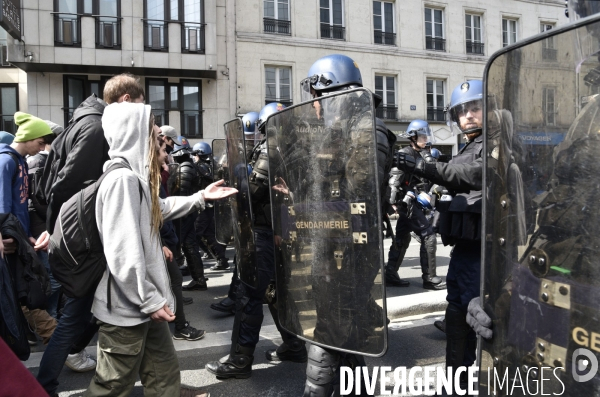 Mobilisation de la jeunesse contre le projet de la loi Travail El Khomri. Confrontation avec la police. Youth and El Khomeri law.