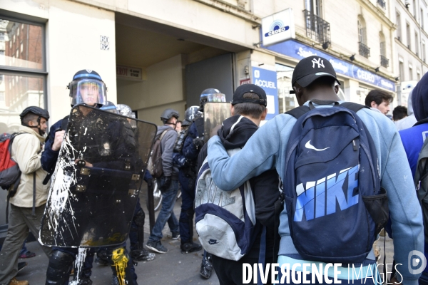 Mobilisation de la jeunesse contre le projet de la loi Travail El Khomri. Confrontation avec la police. Youth and El Khomeri law.