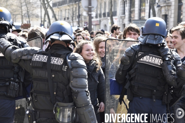 Mobilisation de la jeunesse contre le projet de la loi Travail El Khomri. Confrontation avec la police. Youth and El Khomeri law.