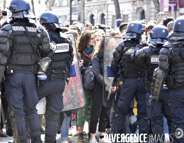 Mobilisation de la jeunesse contre le projet de la loi Travail El Khomri. Confrontation avec la police. Youth and El Khomeri law.