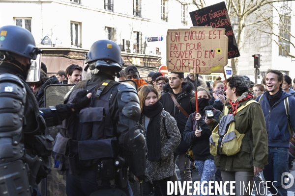 Mobilisation de la jeunesse contre le projet de la loi Travail El Khomri. Confrontation avec la police. Youth and El Khomeri law.