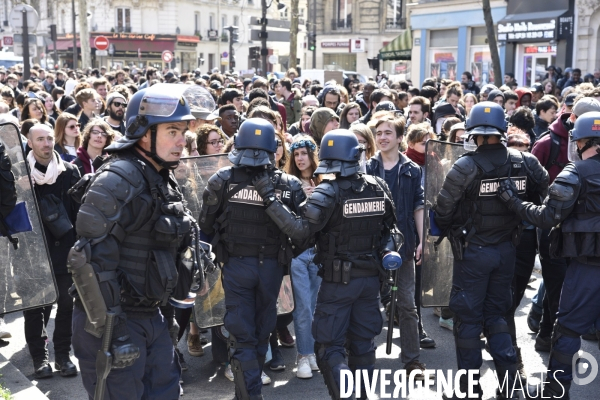 Mobilisation de la jeunesse contre le projet de la loi Travail El Khomri. Confrontation avec la police. Youth and El Khomeri law.