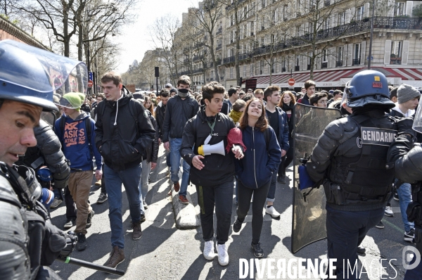 Mobilisation de la jeunesse contre le projet de la loi Travail El Khomri. Confrontation avec la police. Youth and El Khomeri law.