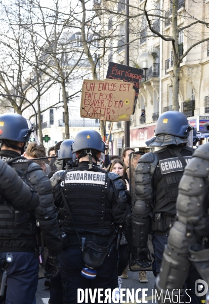 Mobilisation de la jeunesse contre le projet de la loi Travail El Khomri. Confrontation avec la police. Youth and El Khomeri law.