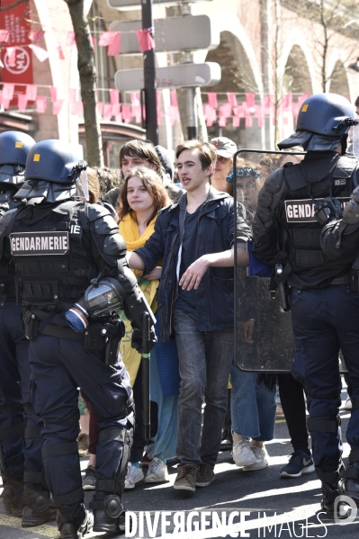 Mobilisation de la jeunesse contre le projet de la loi Travail El Khomri. Confrontation avec la police. Youth and El Khomeri law.