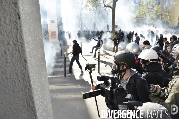 Mobilisation de la jeunesse contre le projet de la loi Travail El Khomri. Confrontation avec la police. Youth and El Khomeri law.