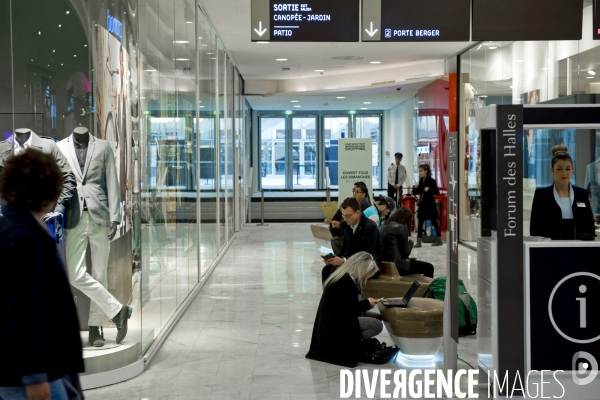 Le centre commercial  du Forum des Halles a fait l objet sur ses trois niveaux,d une renovation afin de la rendre plus lumineux et plus convivial