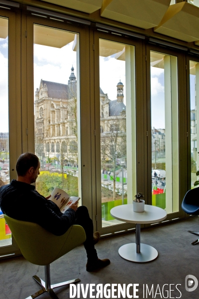 La mediatheque de la Canopee avec vue sur l eglise Saint Eustache.