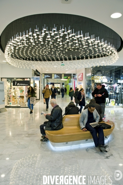 Le centre commercial  du Forum des Halles a fait l objet sur ces trois niveaux,d une renovation afin de la rendre plus lumineux et plus convivial