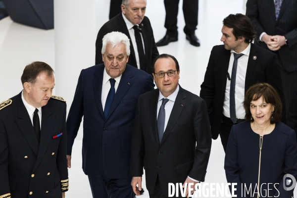 F. Hollande visite l entreprise Plastic Omnium.