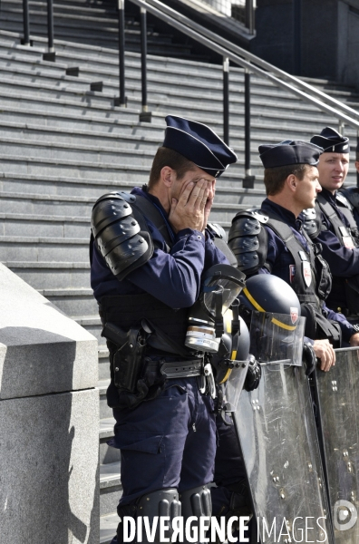 Forces de l ordre. Police et jeunes. Police and youth.