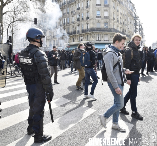 Forces de l ordre. Police et jeunes. Police and youth.