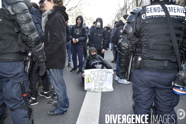 Forces de l ordre. Police et jeunes. Police and youth.