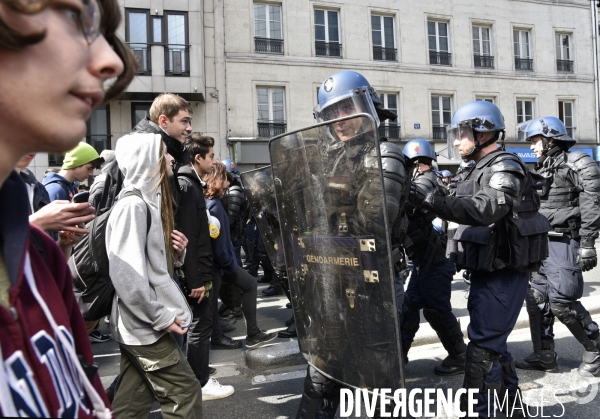 Forces de l ordre. Police et jeunes. Police and youth.