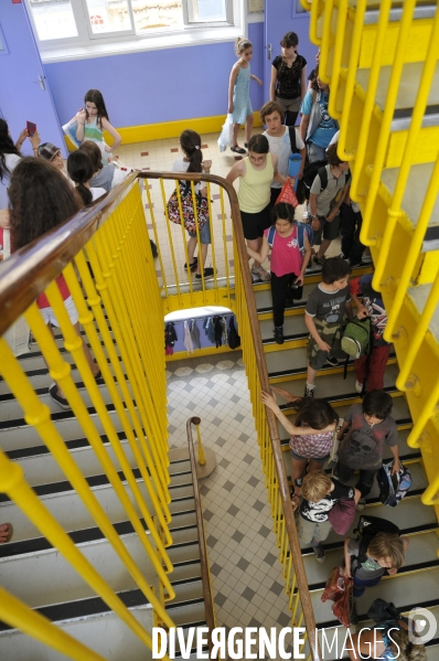 Ecole : établissement scolaire, escaliers et couloirs. School : stairs and hallway.