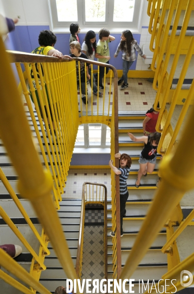 Ecole : établissement scolaire, escaliers et couloirs. School : stairs and hallway.