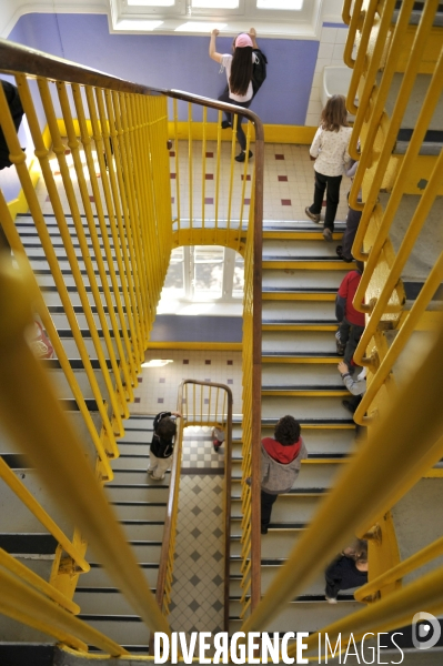 Ecole : établissement scolaire, escaliers et couloirs. School : stairs and hallway.