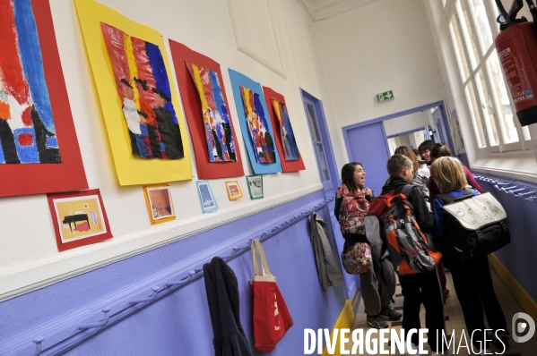 Ecole : établissement scolaire, escaliers et couloirs. School : stairs and hallway.