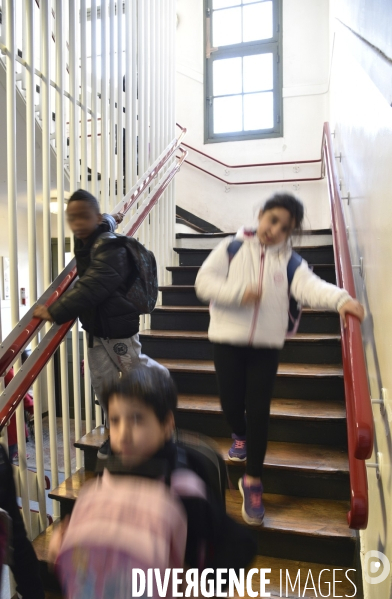Ecole : établissement scolaire, escaliers et couloirs. School : stairs and hallway.