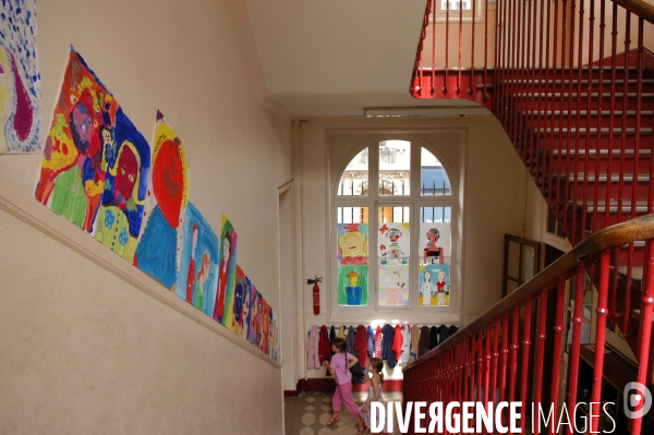 Ecole : établissement scolaire, escaliers et couloirs. School : stairs and hallway.