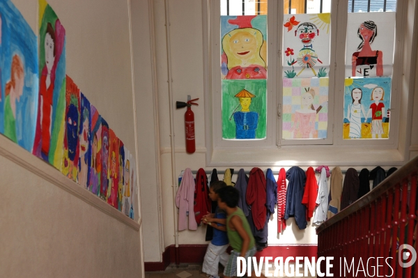 Ecole : établissement scolaire, escaliers et couloirs. School : stairs and hallway.