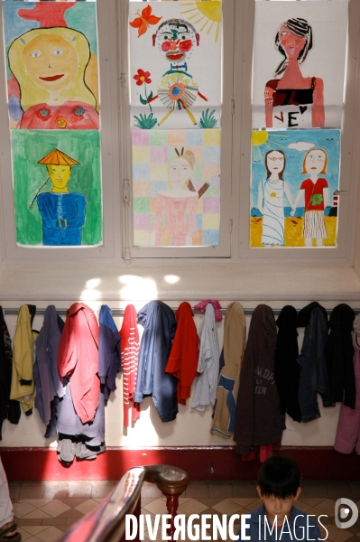 Ecole : établissement scolaire, escaliers et couloirs. School : stairs and hallway.