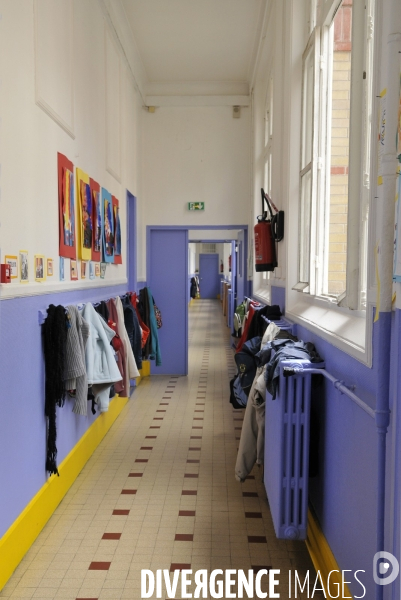 Ecole: établissement scolaire, détails et gros plans matériel scolaire. School: details and closeups.