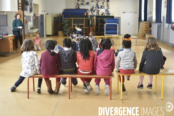 Ecole : enfants en cours d arts plastique et musique CM2 à 6e. Children in visual arts and music.