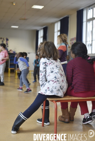 Ecole : enfants en cours d arts plastique et musique CM2 à 6e. Children in visual arts and music.