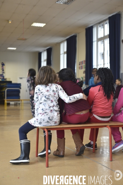 Ecole : enfants en cours d arts plastique et musique CM2 à 6e. Children in visual arts and music.