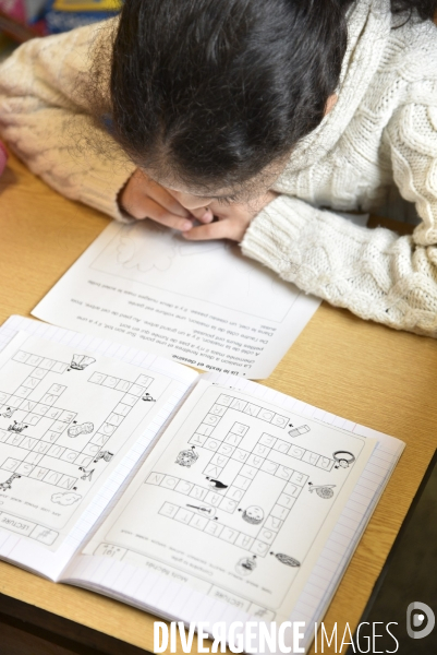 Ecole primaire : enfant en classe CE1 à CE2. School pupil in class