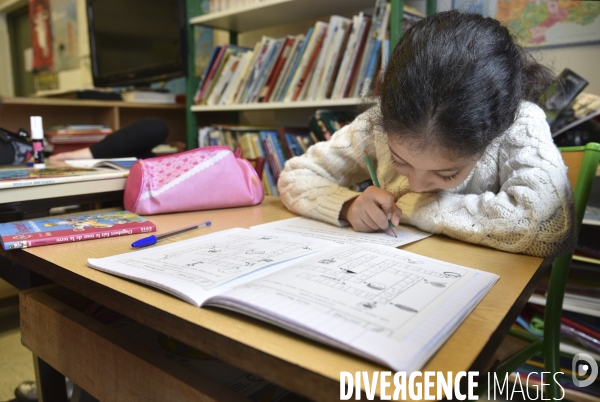 Ecole primaire : enfant en classe CE1 à CE2. School pupil in class