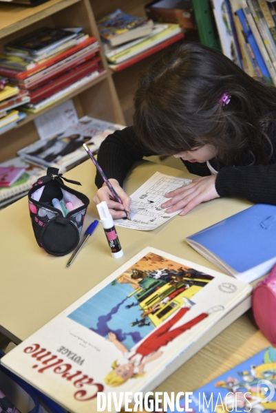 Ecole primaire : enfant en classe CE1 à CE2. School pupil in class